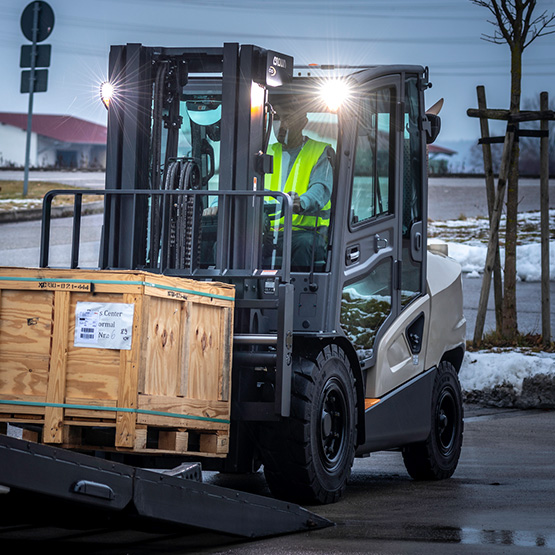 ic forklift in outdoor application 