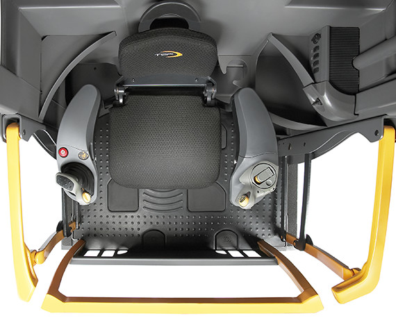 Xe nâng turret dòng TSP của Crown có ghế MoveControl để hỗ trợ sự thoải mái và khả năng cơ động của người vận hành